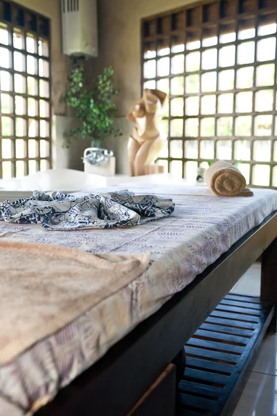 Prachtige spa therapie kamer met houten ramen in bali — Stockfoto