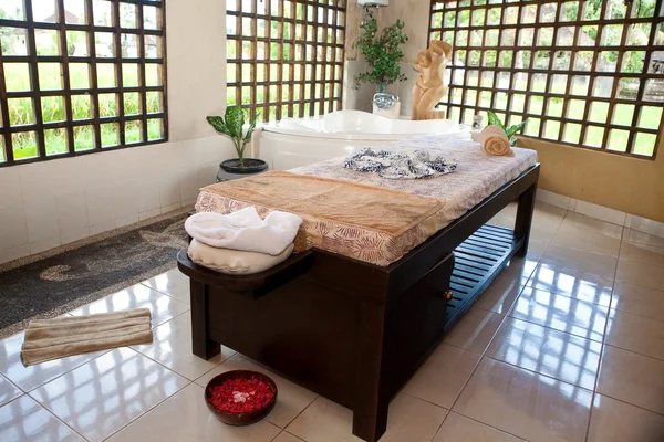 Hermosa sala de terapia de spa con ventanas de madera en Bali — Foto de Stock