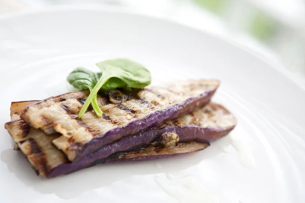 Simple grilled aubergine with olive oil and fresh spinach — Stock Photo, Image