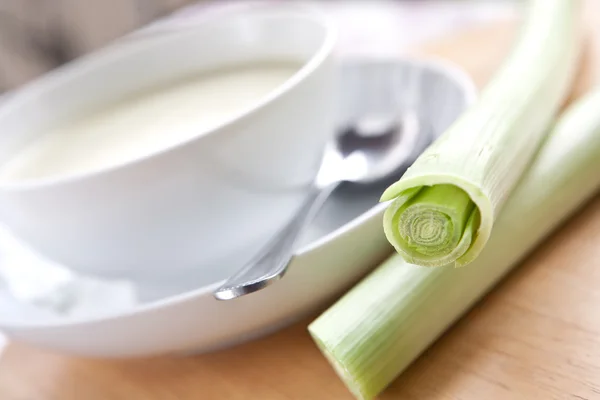 Delicious potato and leek soup in white bowl. — Stock Photo, Image