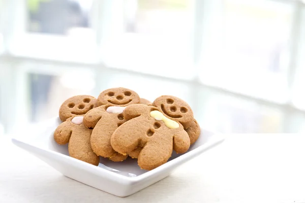 Freshly baked gingerbread biscuit in white plate — Stock Photo, Image