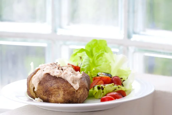 Bakade jacka potatis med tonfisk och färsk sallad — Stockfoto