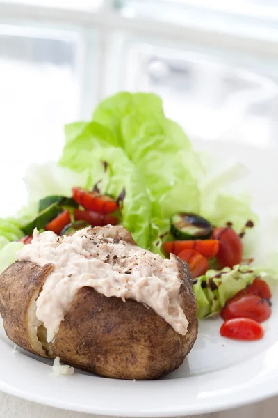 Batata jaqueta com atum e salada fresca — Fotografia de Stock