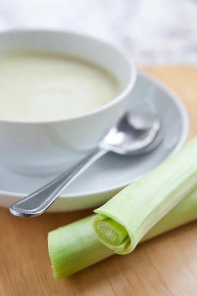 Bowl of freshly made leek and potato soup — Stock Photo, Image