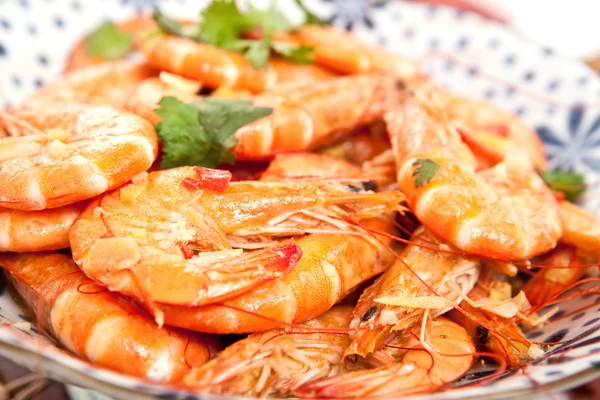 Crevettes tigrées fraîches à l'ail et au chili à la coriandre — Photo