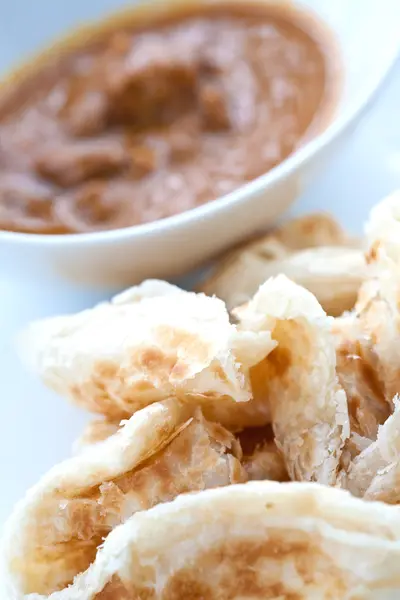 Malaysian crispy bread served with chicken curry — Stock Photo, Image