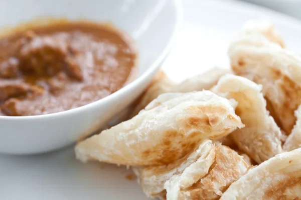 Pão crocante malaio servido com curry de frango — Fotografia de Stock