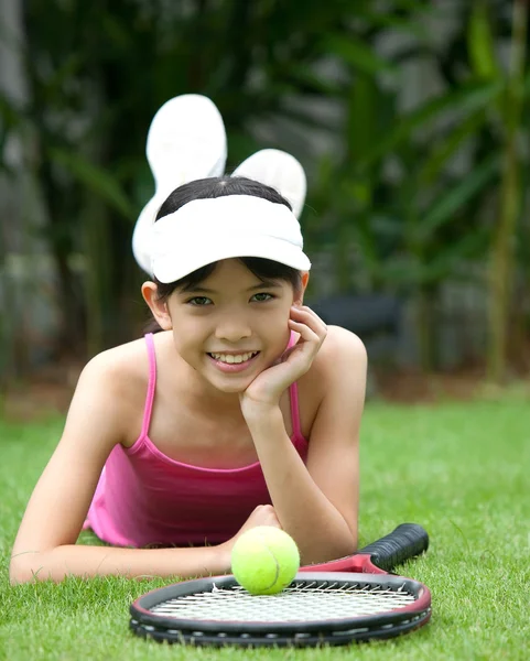 Chica joven con raqueta de tenis en el parque al aire libre —  Fotos de Stock