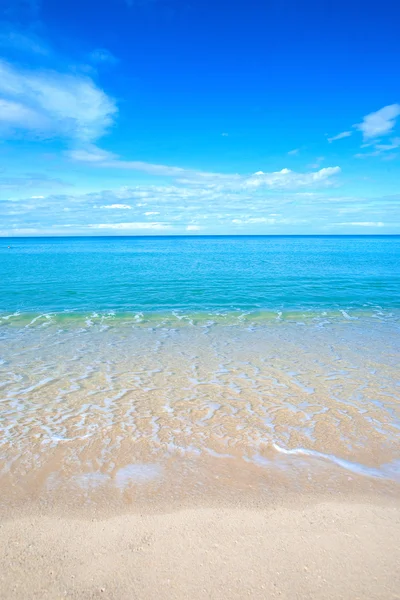 Bella spiaggia con acque cristalline blu del mare delle Andamane — Foto Stock