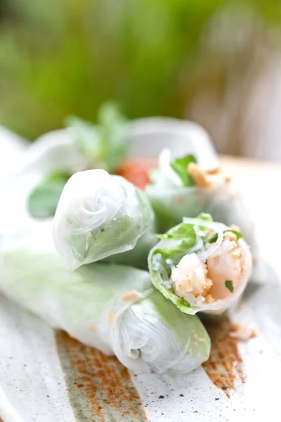 Delicious vietnamese spring roll with lettuce — Stock Photo, Image