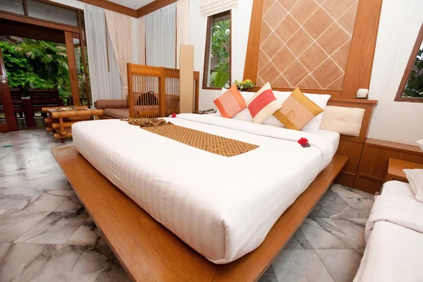 Hermosa cama king size en un dormitorio de hotel tropical . — Foto de Stock