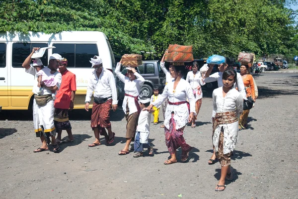 Villagers and devotees on their way to Balinese ritual — Stock Photo, Image