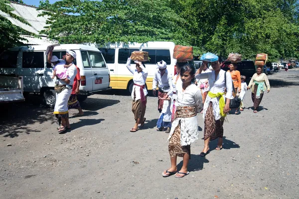 Сельские жители и преданные на пути к балийскому ритуалу — стоковое фото
