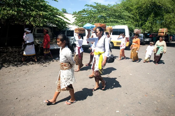 Abitanti del villaggio e devoti in cammino verso il rituale balinese — Foto Stock