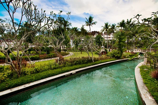 Landscape swimming pool within compound of tropical resort hotel. — Stock Photo, Image