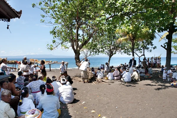 Landsbyboere og tilhengere på vei til balinesiske ritualer – stockfoto