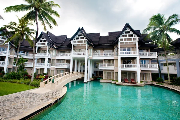 Landscape swimming pool within compound of tropical resort hotel. — Stock Photo, Image