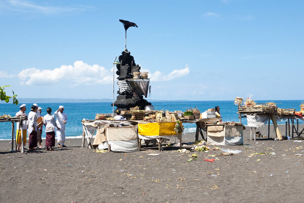 Сельские жители и преданные на пути к балийскому ритуалу
