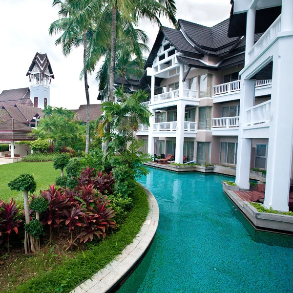 Zwembad landschap binnen de compound van tropische resorthotel. — Stockfoto