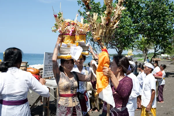 Abitanti del villaggio e devoti che camminano verso la spiaggia per dare offerte agli spiriti del mare — Foto Stock