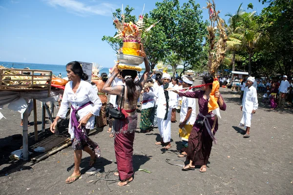 Abitanti del villaggio e devoti che camminano verso la spiaggia per dare offerte agli spiriti del mare — Foto Stock
