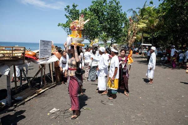 Villagers and devotees walking to the beach to give offerings to the spirits of the sea — Stock Photo, Image