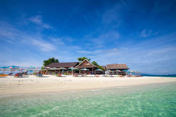 Idilliaca vacanza sull'isola tropicale con lettini sulla spiaggia di sabbia bianca — Foto Stock