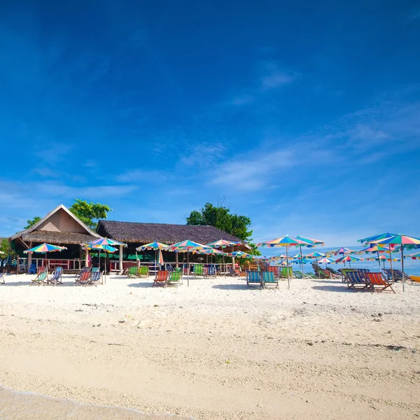 Escapada ideal a la isla tropical con tumbonas en la playa de arena blanca — Foto de Stock