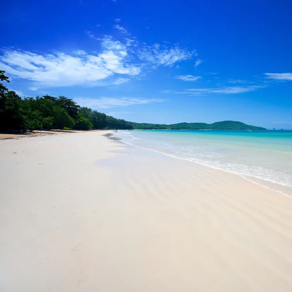 Heldere water van de Andamanzee met blauwe luchten — Stockfoto