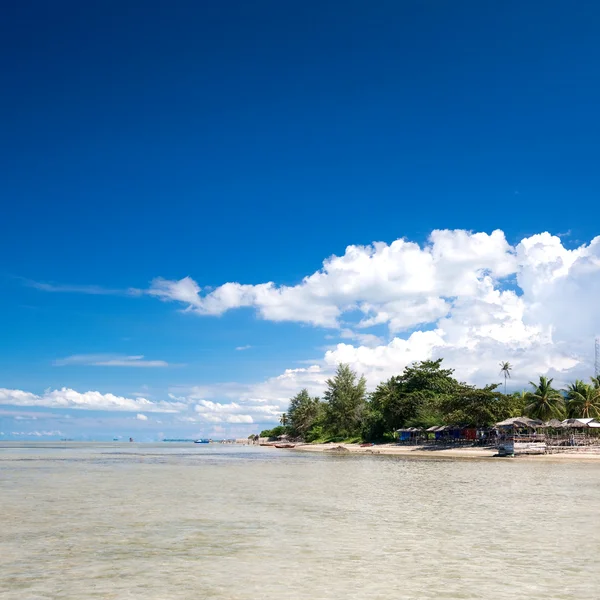 Prachtige baai langs een tropisch strand — Stockfoto