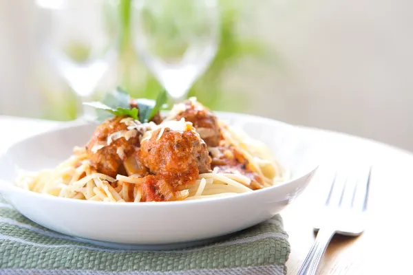 Klopsiki z spaghetti w sosie pomidorowym — Zdjęcie stockowe