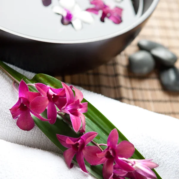 Terapia de spa com orquídeas e pedras quentes — Fotografia de Stock