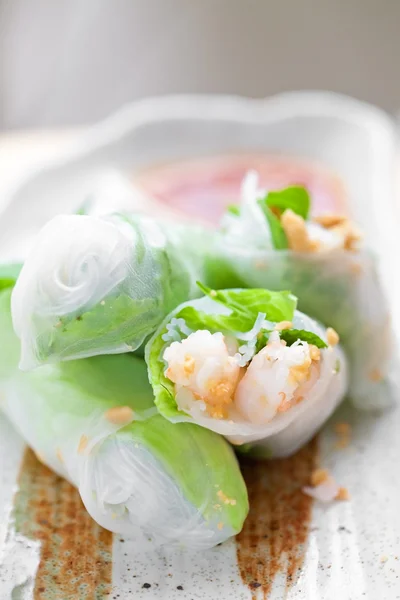 Delicious vietnamese spring roll with lettuce — Stock Photo, Image