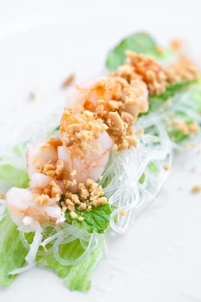 Delicious vietnamese spring roll with lettuce — Stock Photo, Image