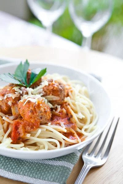 Pyszne meatball z spaghetti w sosie pomidorowym — Zdjęcie stockowe