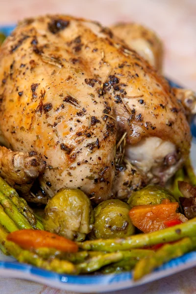 Νόστιμο ψητό κοτόπουλο με ψητό Σπαράγγια και λαχανικά — Φωτογραφία Αρχείου