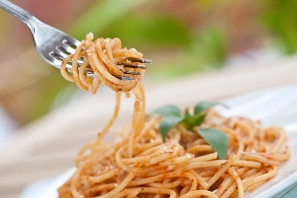Plaat van spaghetti in tomatensaus — Stockfoto