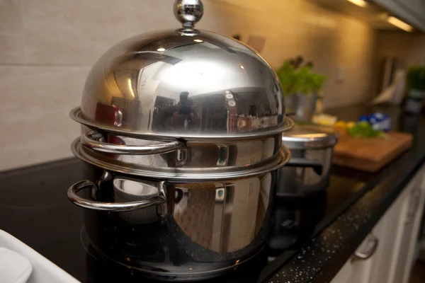 Panela de aço inoxidável e panelas no fogão na cozinha — Fotografia de Stock