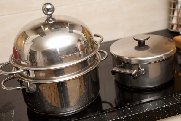 不锈钢锅和壶放在厨房的炉子 — 图库照片