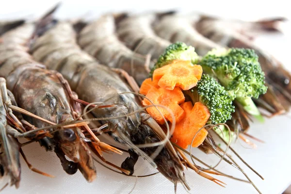 Langostino tigre fresco en plato blanco con guarnición vegetal — Foto de Stock