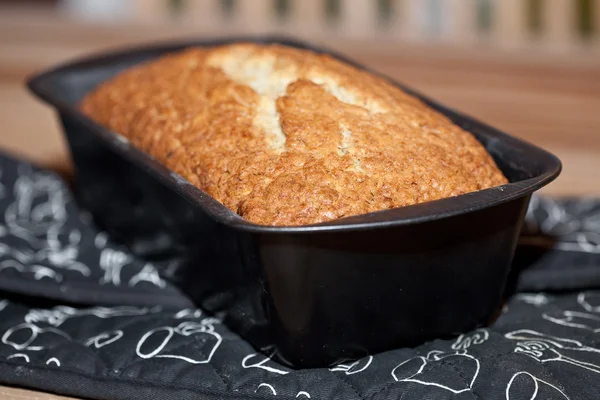 Freshly baked banana loaf in baking pan — Stock Photo, Image