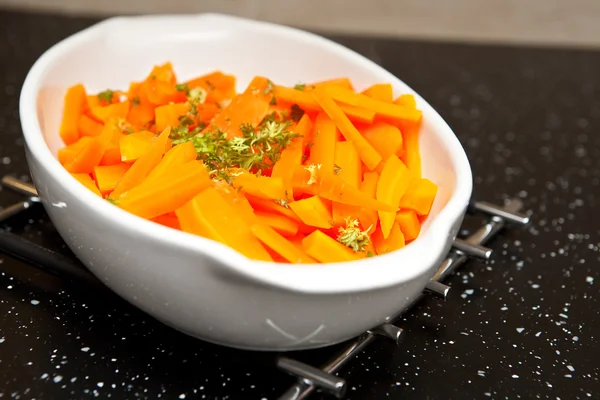 Парова морква з петрушкою та маслом — стокове фото