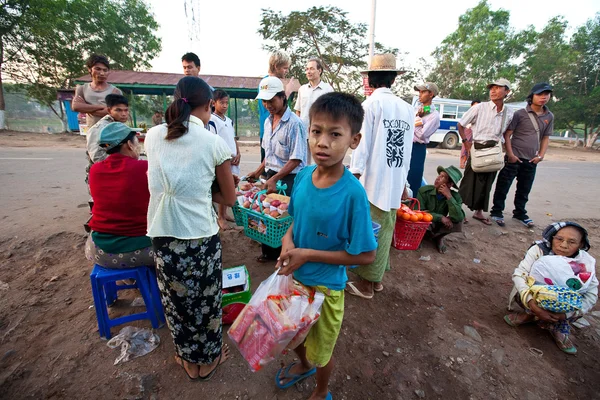 Attività mattutine alla stazione degli autobus di Yangon, con venditori ambulanti che vendono vari prodotti — Foto Stock