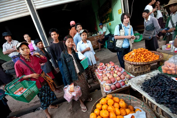 Tidig morgon verksamhet på yangon busstation, med gatuförsäljare som säljer olika produkter — Stockfoto