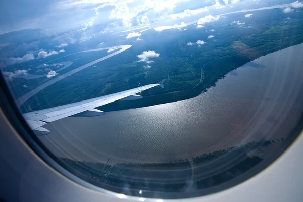 Blick auf Flüsse und Waldgebiete aus dem Fenster eines Flugzeugs — Stockfoto
