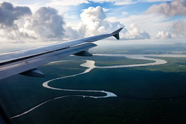 Nehirler ve bir uçağın penceresinden görüldüğü gibi orman arazi görünümü — Stok fotoğraf