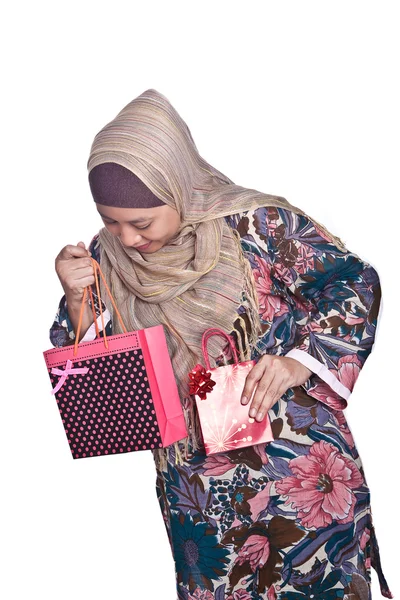 Mujer musulmana hermosa con bolsas de compras de colores brillantes —  Fotos de Stock