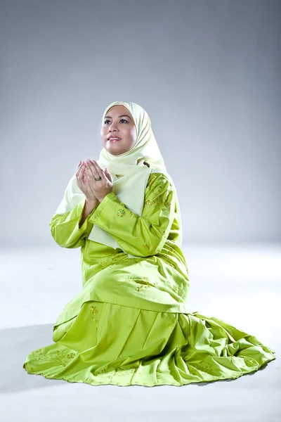 Vackra muslimsk kvinna i be pose — Stockfoto