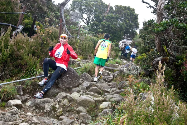 Participants climb up Mt Kinabalu in the International Climbathon — Stock Photo, Image