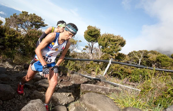 Participants climb up Mt Kinabalu in the International Climbathon — Stock Photo, Image